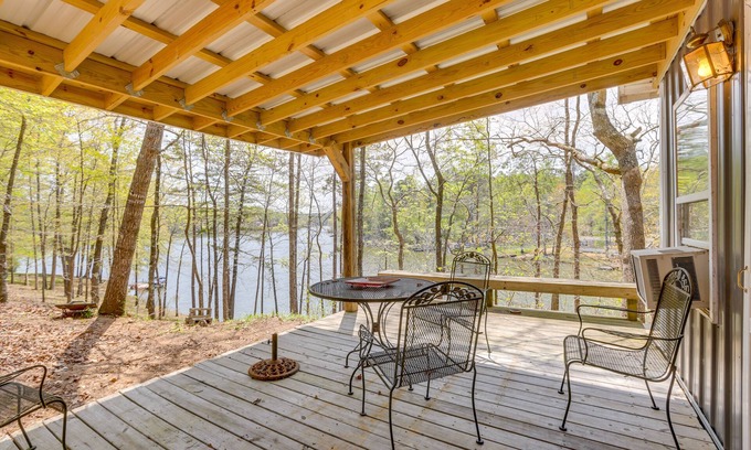 Delta Kabine | Lakefront Delta Cabin Rental w/ Boat Dock + Deck!