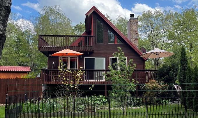Briar Crest Woods Haus | Lakehouse Retreat 3BR+loft Fenced Yard Pet Friendly Game Room canoe Slopes
