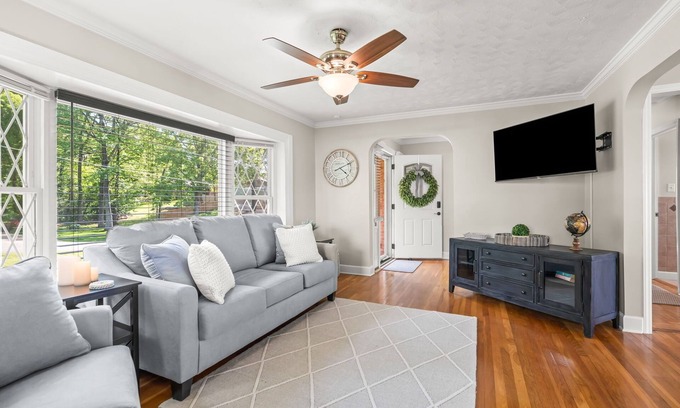 High Point Haus | Lakefront Getaway – 180° Water Views, Sunroom, Deck, Marina & 3 Miles to HPU