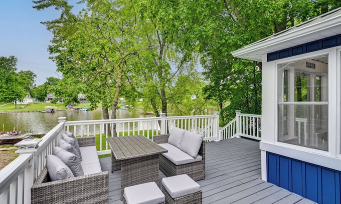 Colon Haus | Lakefront Getaway w/ Private Dock in Colon!