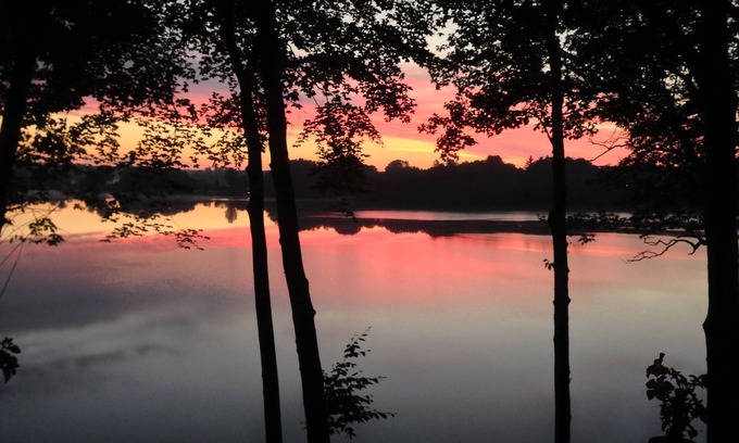 White Cloud Kabine | Lakefront Home auf einem kleinen Steilhang mit herrlichem Blick auf den Diamond Lake