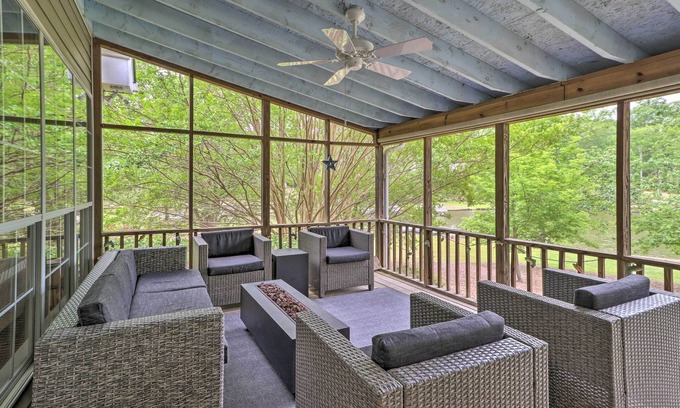 Lake Oconee Hütte | Lakefront House with Private Dock + Fire Pit!