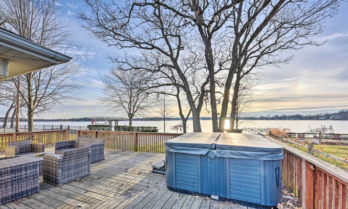 Long Lake Haus | Lakefront Ingleside Home w/ Dock & Kayaks!