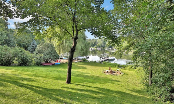 Burnsville Haus | Lakefront: Kayaks /paddleboard/canoe included on Crystal Lake
