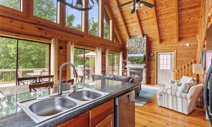 Seneca Hütte | Lakefront Keowee Home w/ Dock ~ 14 Mi to Clemson