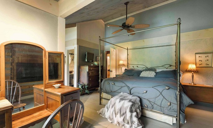 Cullowhee Haus | Lakefront Laughing Pines