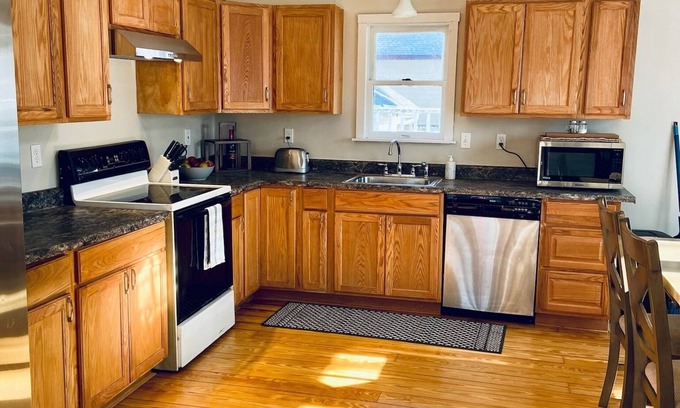 Sabattus HĂźtte | Fall Foliage on Lakeâ Sabattus Sunset Cottage đ