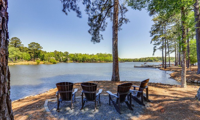 Lake Oconee Eigentumswohnung | Lakefront Oconee Vacation Rental w/ Patio & Views!