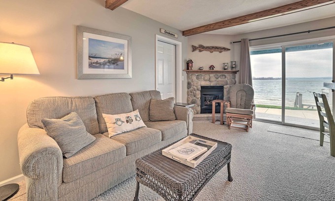 Onekama Eigentumswohnung | Lakefront Onekama Condo w/ Seasonal Pool!