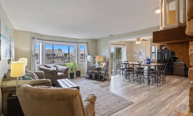 Osage Beach Eigentumswohnung | Lakefront Osage Beach Condo + Workspace w/ Pool Views
