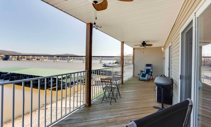Camdenton Eigentumswohnung | Lakefront Ozark Condo w/ Spacious Balcony!