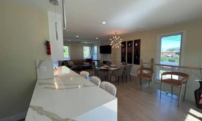 Oakland Haus | Lakefront property , minutes from McCormick Place and Downtown Chicago.