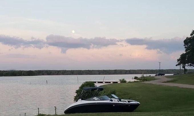Madill Wohnmobilvermietung | Lakefront RV spot- Peaceful & breathtaking views, ideal for relax and recharge!