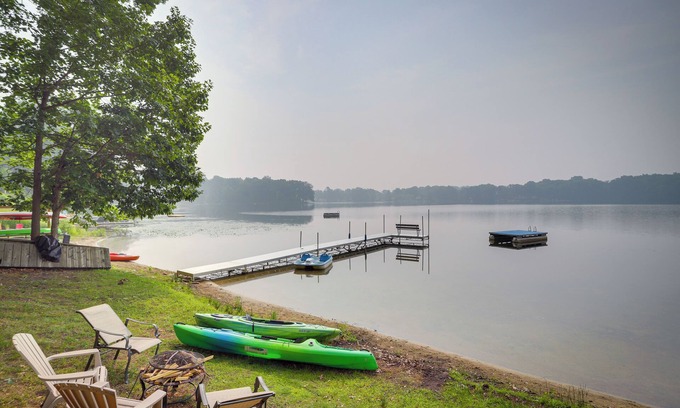Sister Lakes Haus | Lakefront Sister Lakes Vacation Rental w/ Dock!