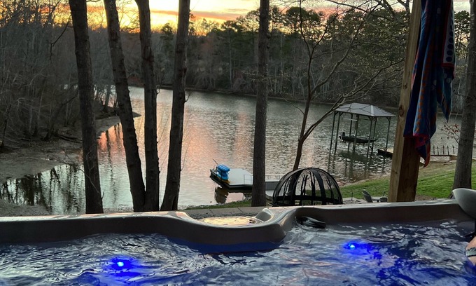 Claremont Haus | Lakefront- Stay, Soak, Paddle, Play & Relax! On Lake Lookout in Catawba, NC