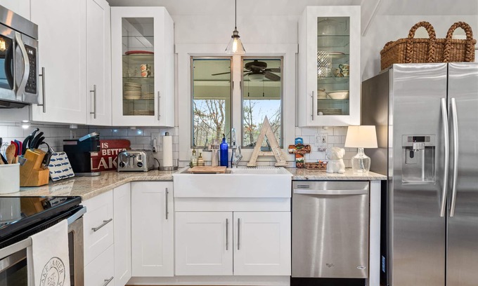 Dawsonville Kabine | Lakefront with 2-Tier Dock & Jet Ski Dock, Boat Lift, Pool Table, Kayaks, Tubes