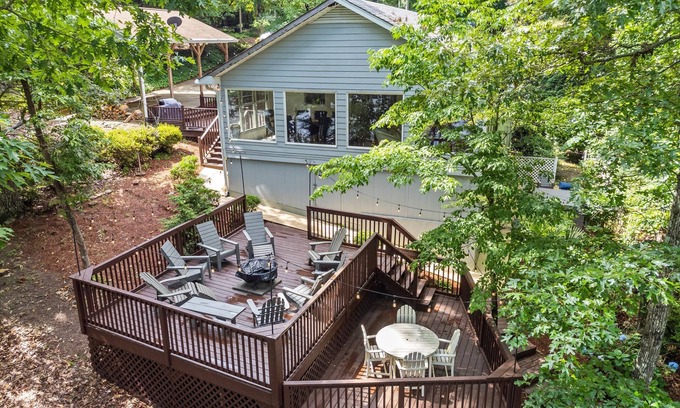 Toccoa Haus | Lakefront with Dock and Hot Tub!