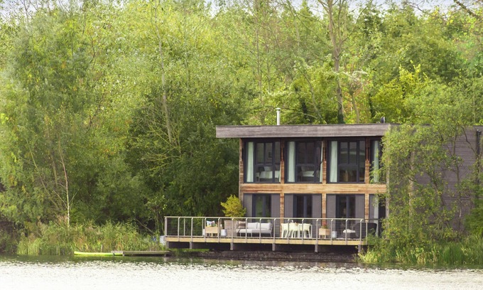 Lechlade Haus | Lakes by Yoo holiday house rental with shared indoor pool, internet access