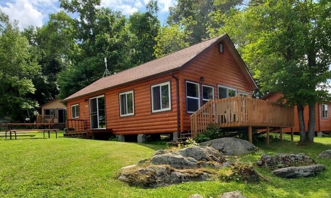 Ray Kabine | Lakeside 3 Bedroom Lazy Days Cabin on Kab