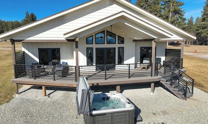 Lakeside Haus | Lakeside Breeze, with hot tub!