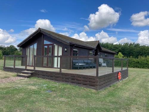 Bethersden Skihütte | Lakeside cabin set in the Kentish countryside