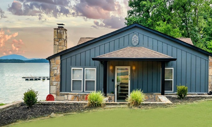 Dandridge Hütte | NEW LISTING! Lakeside Cottage (3-Bedroom) by RedAwning