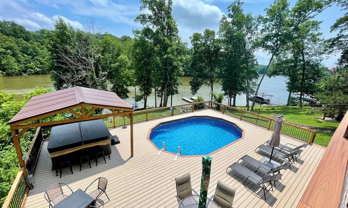 Eddyville Haus | Lakefront Entertainment Lodge