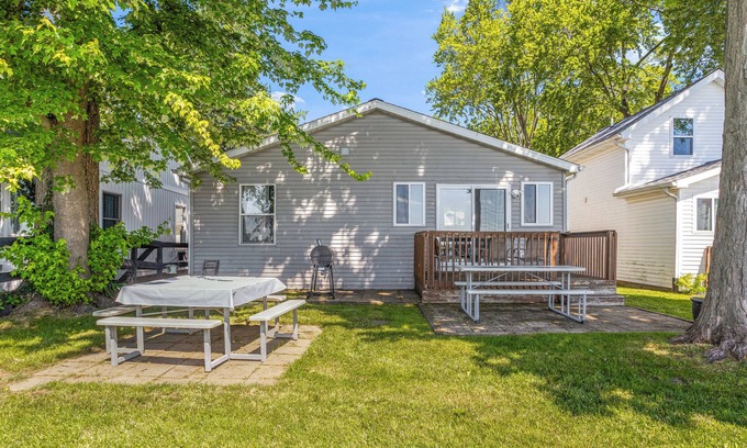 Shelbyville Haus | Lakeside Escape with Fire Pit & Dock/Boat Rentals