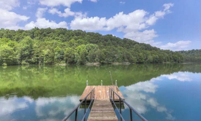 Lynchburg Haus | Lakeside Family Escape-Modern log home in secluded cove w/pvt. dock, Sleeps 12