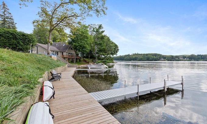 Newaygo Hütte | Lakeside Getaway: Dock, Kayaks, Firepit, Grill