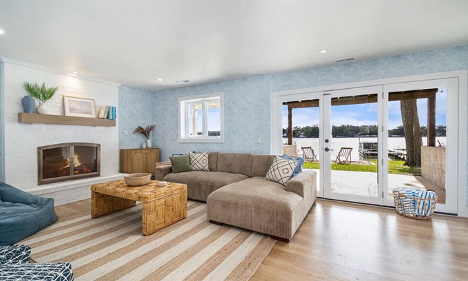 Sister Lakes Haus | Lakeside Getaway -Hot Tub Fire Game Room Sleeps 16