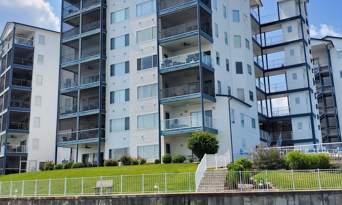 Lake Ozark Eigentumswohnung | Lakeside ground level condo with beautiful lake views!