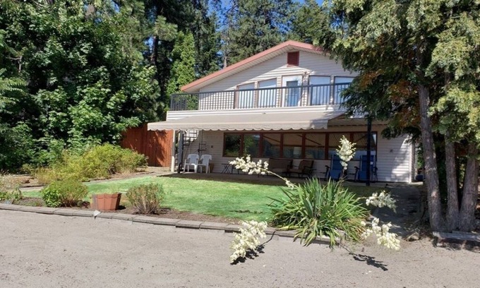 Twin Lakes Haus | Lakeside House with Private Sandy Beach, Stunning Views, Beach Toys, and Kayaks!