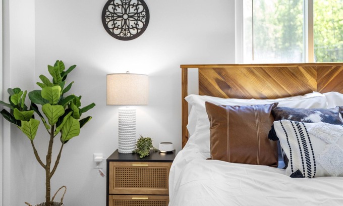 Gladwin Haus | Lakeside Lodge - Game Cave, Golf Greens! Sleeps 17