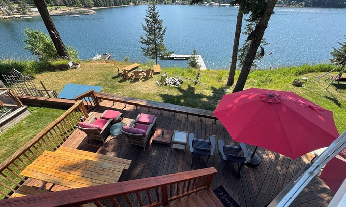 Sagle Haus | LAKESIDE LODGE. GARFIELD BAY WATERFRONT. TWO DECKS. DOCK. GREAT MOUNTAIN VIEWS.
