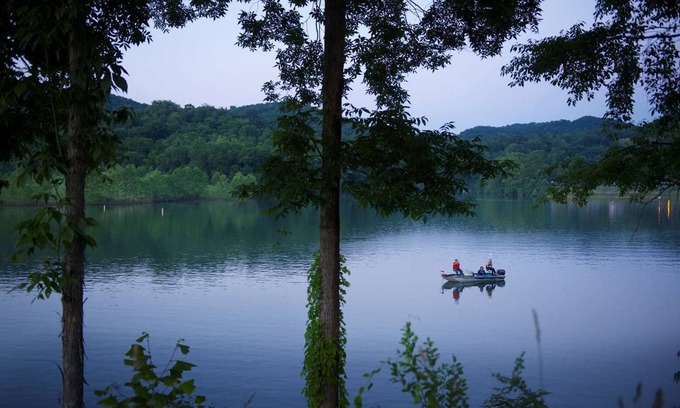 Roanoke Kabine | Lakeside Lodge Room | Lakeview | Pets Allowed