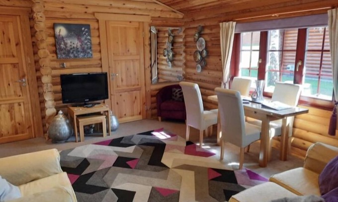 Morpeth Kabine | Lakeside Log Cabin with hot tub overlooking the water.