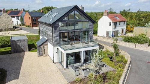 Holworth Haus | Lakeside property with spa access on a nature reserve Beaumont Village 25 BV25