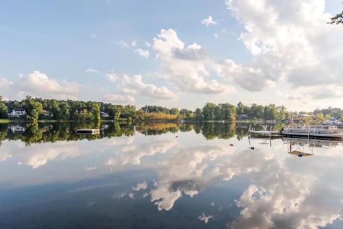 Hartland Haus | Lakeside Retreat - Cozy Cottage with Firepit