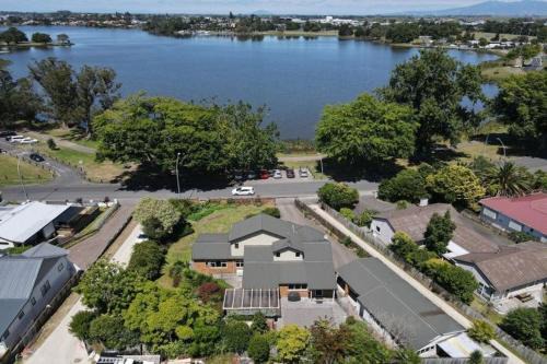 Frankton Wohnung | Lakeside Retreat with Swim Spa