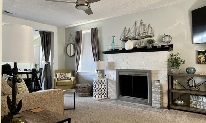 Ashtabula Haus | Lakeview Ashtabula, OH - 5 min to GOTL - Deck - King - Wineries - Lake Erie