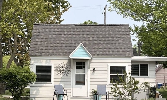 Ludington Hütte | Lakeview Cottage, Walk to the beach, parks & downtown. Early booking discount!