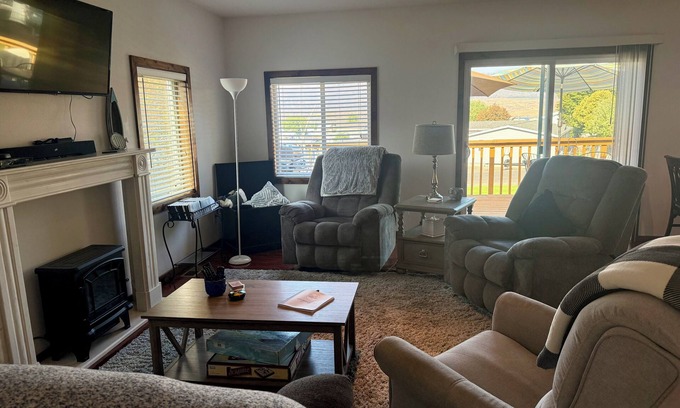 Davenport Haus | Lakeview Getaway, very close to Marina, Boating, Fishing & Wildlife Paradise!