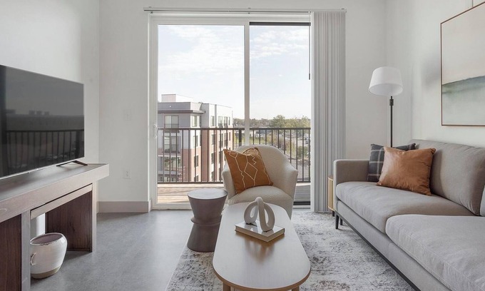 Richmond Wohnung | Landing | Amazing 2BD, Pool, Clubhouse