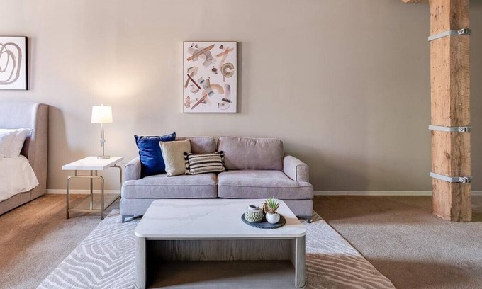 Old Town Wohnung | Landing at Cobbler Square Loft Apartments - Studio in Near North Side