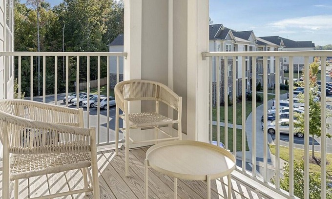 Clayton Wohnung | Landing at The Pines at Glen Laurel - 2 Bedrooms in Downtown Clayton