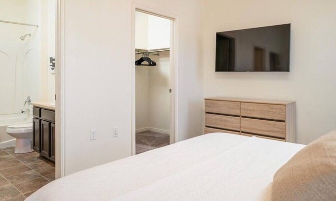 Pleasant Grove Wohnung | Landing at Viewpointe - 2 Bedrooms in Downtown Pleasant Grove