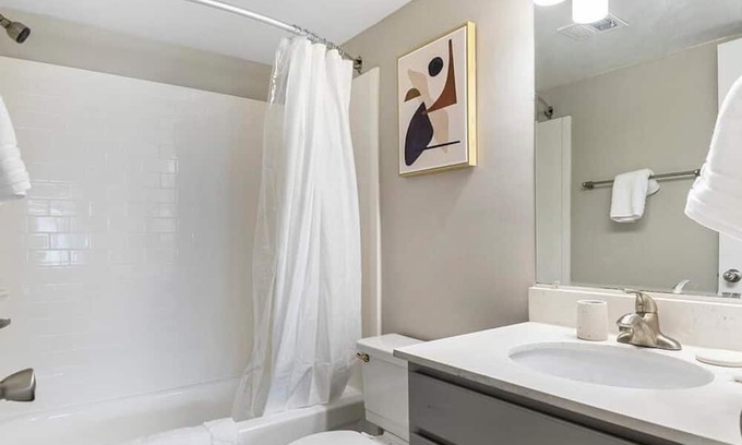Lorton Wohnung | Landing at Woods of Fairfax I - 3 Bedrooms in Downtown Lorton