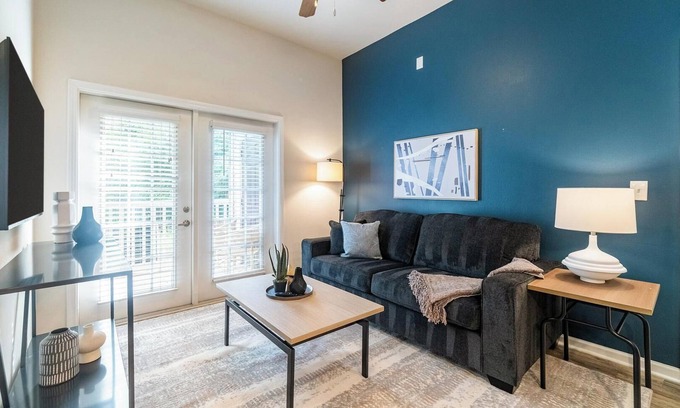 Charlotte Wohnung | Landing | Stylish 2BD, Clubhouse, Gym