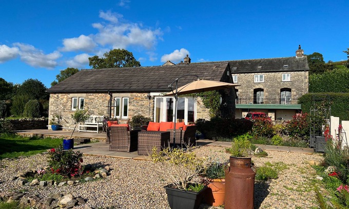 Casterton Hütte | LANGTHWAITE COTTAGE, pet friendly, with hot tub in Kirkby Lonsdale
